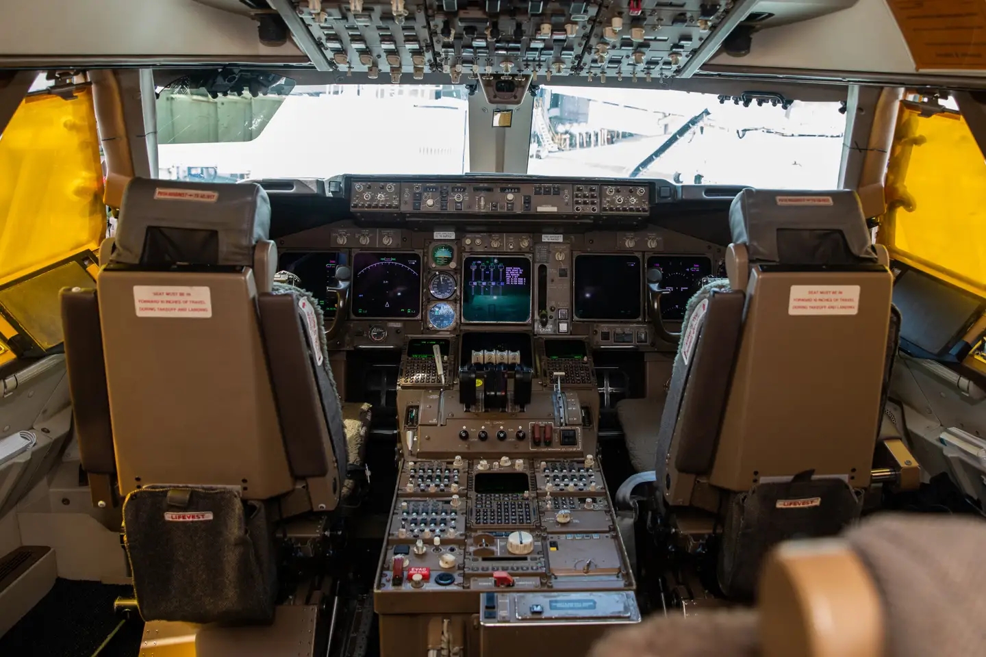 Discover the Controls, Gauges, and History Inside the Iconic Cockpit of a 747